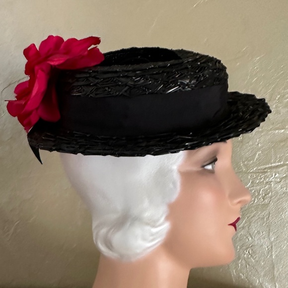 DELIGHTFUL 1940s\' BLACK STRAW HAT WITH TOP OPENING + RED FABRIC FLOWERS main image 11